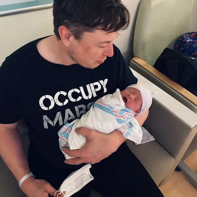 Elon Musk dan bayinya. (Twitter/ elonmusk)