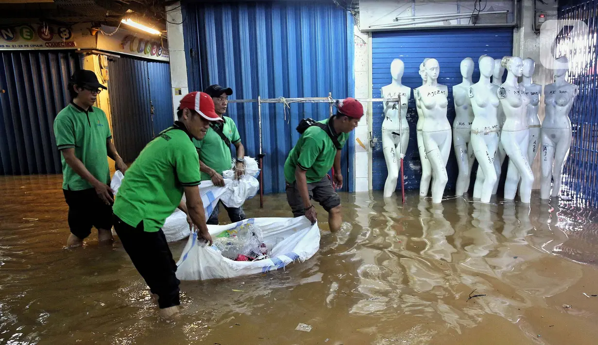 Sejumlah pompa telah disiagakan guna mempercepat penyedotan air agar banjir segera surut. (Liputan6.com/Angga Yuniar)
