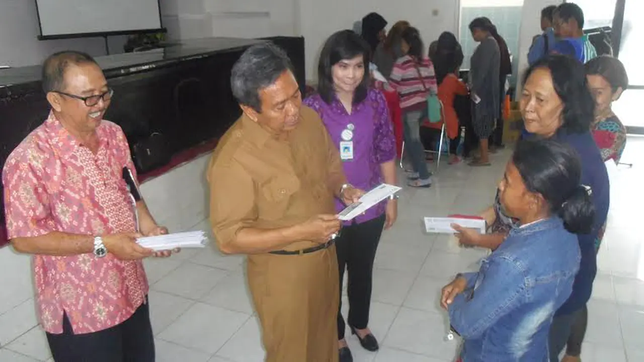 Pembagian Kartu Indonesia Sehat di Palu