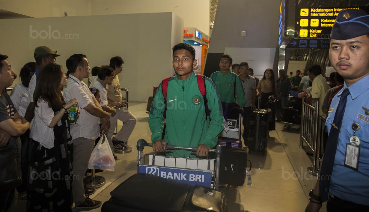 Bek Timnas Indonesia U-16, Fadilah Nur Rahman, saat tiba di Bandara Soetta, Tangerang, Sabtu (23/9/2017). Timnas U-16 berhasil meraih hasil sempurna pada kualifikasi Piala Asia U-16 di Thailand. (Bola.com/Vitalis Yogi Trisna)