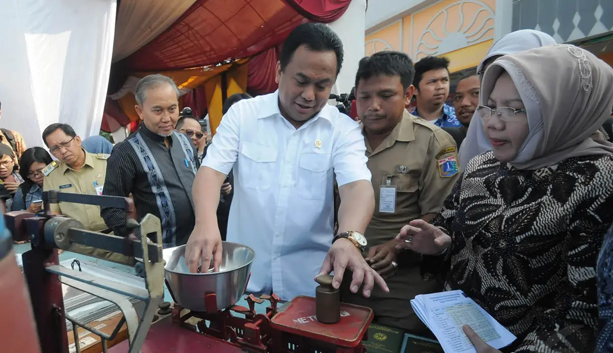 Menteri Perdagangan Rachmat Gobel mengunjungi Pasar Meruya Ilir, Jakarta Barat, Selasa (25/11/2014). (Liputan6.com/Herman Zakharia)