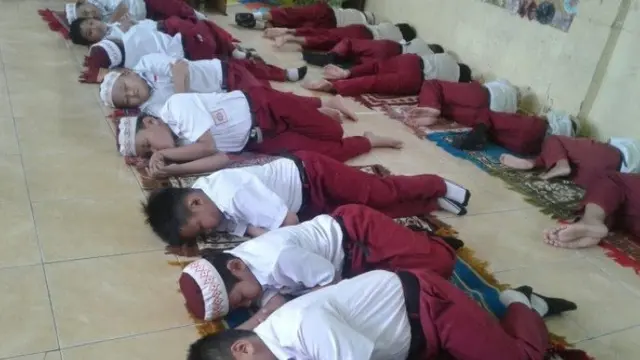 tidur di kelas (foto: brilio)