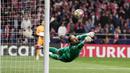 Kiper Atletico Madrid, Jan Oblak, berhasil menghalau bola saat adu penalti melawan Inter Milan dalam laga leg kedua babak 16 besar Liga Champions di Estadio Metropolitano, Kamis (14/3/2024). (AFP/Thomas Coex)