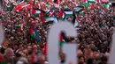 Israel juga mengabaikan seruan internasional dan perintah dari Mahkamah Internasional untuk menghentikan serangan. Tampak dalam foto, para demonstran berbaris untuk memprotes tindakan militer Israel di Gaza, menjelang pertandingan persahabatan antara tim pemain Palestina dan sekelompok pemain Spanyol dari wilayah Basque, di Bilbao, Spanyol, Sabtu 15 November 2025. (AP Photo/Miguel Oses)