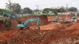 Alat berat mengeksekusi lahan dan bangunan milik  warga yang terkena proyek Jalan Tol Cinere-Jagorawi (Cijago) di Baktijaya, Sukmajaya, Depok, Jawa Barat, Selasa (11/12). Sebanyak 30 rumah dieksekusi dalam proyek ini. (Liputan6.com/Immanuel Antonius)