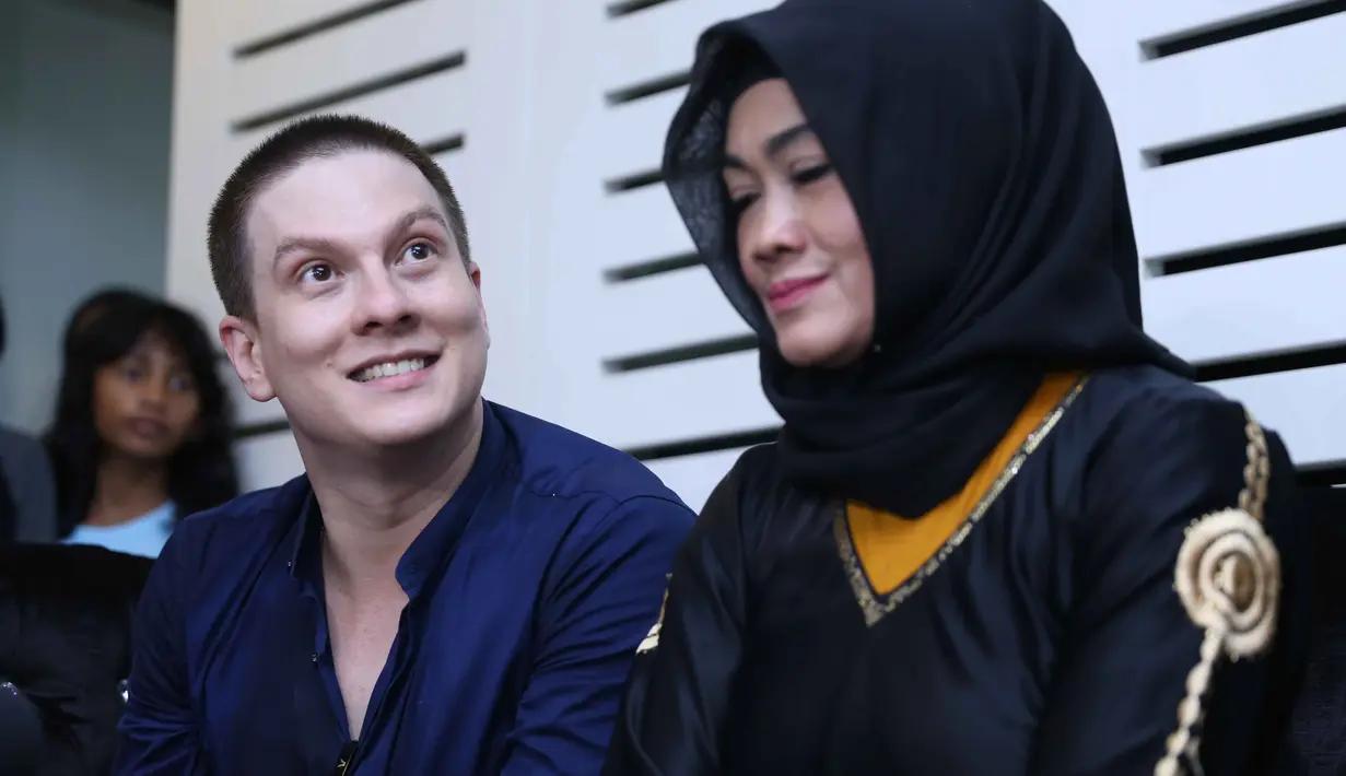 "Yang dikangenin kebersamaannya. Biasanya kalau puasa kayak gini tarawih bareng, lalu salat id bareng, sekarang udah gak ada. Itu aja yang dikangenin," kata Della. (Nurwahyunan/Bintang.com)