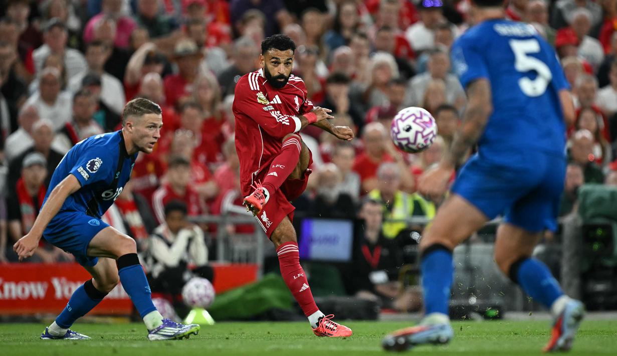 Pemain Liverpool, Mohamed Salah berusaha mencetak gol ke gawang Bournemouth saat laga Liga Inggris 2024/2025 melawan Bournemouth di Anfiled, Liverpool, Inggris, Jumat (15/08/2025) waktu setempat. (AFP/Paul Ellis)