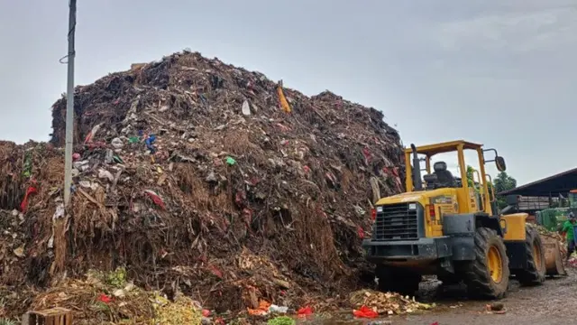 Personel dan armada truk dari jajaran Dinas Lingkungan Hidup DKI Jakarta mengangkut tumpukan sampah di Pasar Induk Kramat Jati, Jakarta Timur.
