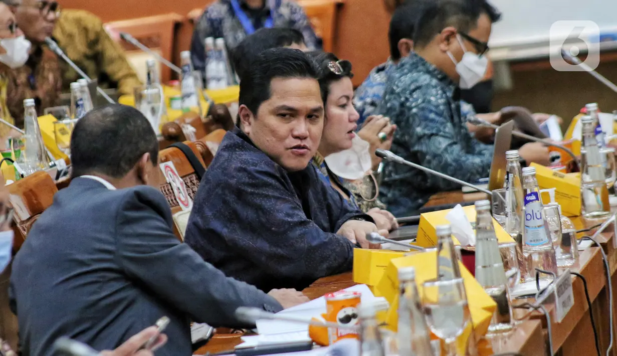 Menteri BUMN Erick Thohir (kanan) berbincang dengan Menteri Investasi atau Kepala Badan Koordinasi Penanaman Modal (BKPM) Bahlil Lahadalia saat rapat kerja bersama di kompleks Parlemen, Senayan, Jakarta, Kamis (8/9/2022). Rapat kerja antara Komisi VI DPR, Kementerian BUMN, dan Kementerian Investasi tersebut membahas kinerja keuangan BUMN yang terdampak utang luar negeri serta perkembangan investasi di Indonesia pada 2021 dan 2022. (Liputan6.com/Angga Yuniar)