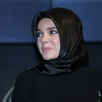 Bukan hal yang mudah bagi Dewi Sandra memerankan Sabina. Mengingat tiap karakternya sudah begitu melekat bagi penikmat novel karya Habiburrahman El ‎Shirazy tersebut. (Adrian Putra/Bintang.com)