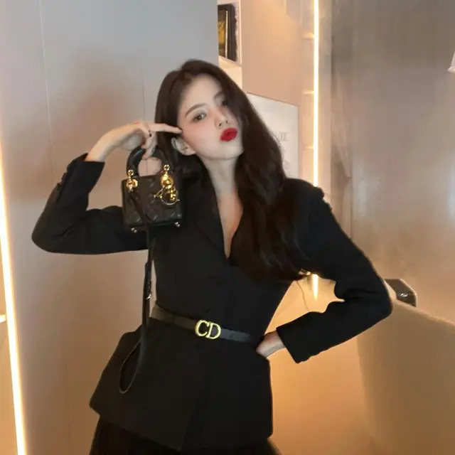 Gaya Rebel Han So Hee Foto Bareng Natalie Portman Layaknya Bestie di Paris Fashion Week, Pakai Gaun Menerawang hingga Nyeker Usai Acara