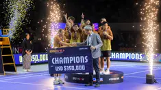 Tim Hurricanes merayakan juara Badminton XL 2025 setelah mengalahkan tim Rockets dalam laga final yang berlangsung di Istora Senayan, Jakarta, Minggu (05/10/2025). (Bola.com/Bagaskara Lazuardi)