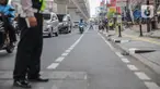 Petugas satlantas mensterilkan jalur sepeda di kawasan Blok A, Jakarta, Senin (25/11/2019). Mulai hari ini, polisi akan menilang para pengendara kendaraan bermotor yang nekat masuk dan melintas di jalur sepeda. (Liputan6.com/Faizal Fanani)