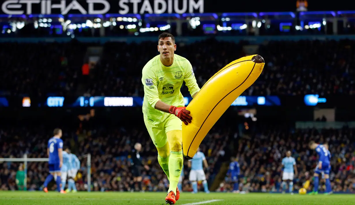 Kiper Everton, Joel Robles melempar sebuah balon pisang keluar lapangan di stadion Etihad, Inggris, (27/1). Kejadian terjadi pada pertandingan semi final leg kedua antara Manchester City menjamu Everton. (Reuters /  Andrew Yates)