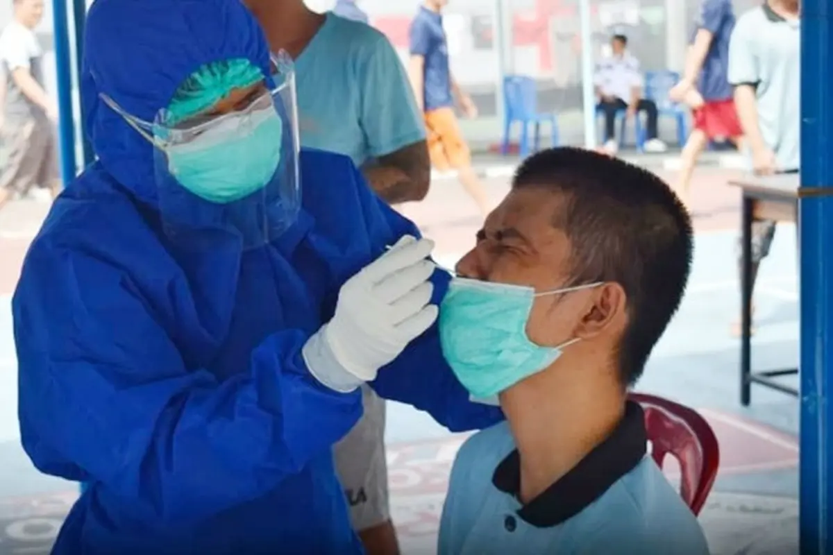 Seorang tahanan di Pekanbaru melakukan tes swab untuk mengetahui infeksi Covid-19.