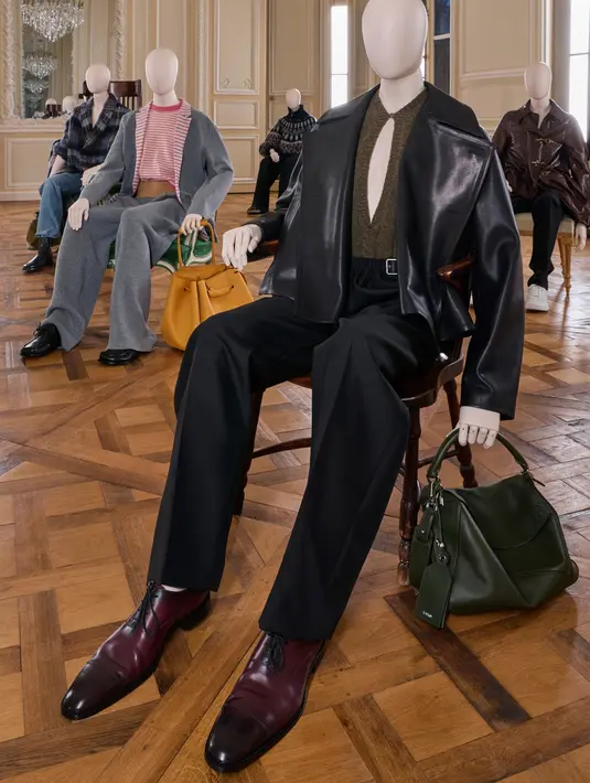 Setiap ruangan menggambarkan hubungan antara masa lalu dan masa kini, menghidupkan kembali arsip Loewe melalui referensi dari koleksi terdahulu serta kampanye-kampanye ikonik merek ini.  [Dok/LOEWE].