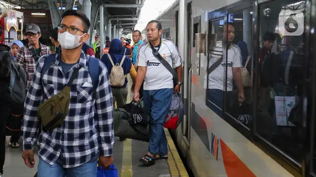 Pemudik Pengguna KAJJ Padati Stasiun Pasar Senen Jakarta