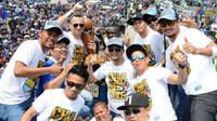 Ilija Spasojevic (memegang piala) konvoi bersama skuat Persib Bandung merayakan kesuksesan menjuarai Piala Presiden 2015 di Bandung, Minggu (25/10/2015). (Liputan6.com/twitter.com/Spaso_87)