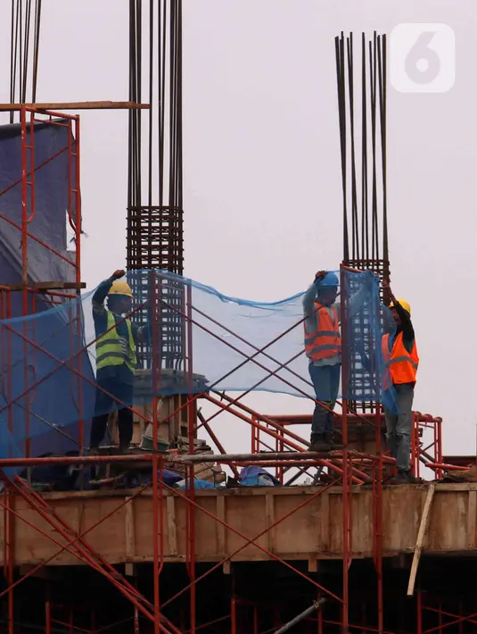 Pekerja tengah membangun gedung bertingkat di kawasan Jakarta, Rabu (5/1/2022). Gubernur DKI Jakarta Anies Baswedan membeberkan beberapa alasan merevisi  kenaikan upah minimum provinsi (UMP) 2022 pada pertengahan Desember 2021. (Liputan6.com/Angga Yuniar)
