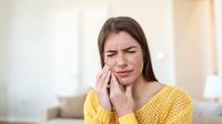 How to stop tooth pain fast at home with eight simple tips. (Photo: stefamerpik/Freepik)