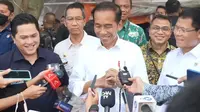 Presiden Joko Widodo atau Jokowi usai meninjau Pasar Minggu, Kamis (13/4/2023). Dia hanya tersenyum saat ditanya perihal semobil dengan Gubernur Jawa Tengah Ganjar Pranowo. (Foto: Genantan Saputra/Merdeka.com).