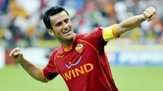 Bek legendaris asal Italia ini mencatatkan 315 pertandingan dengan torehan 31 gol dan 13 assist di semua kompetisi untuk AS Roma. Christian Panucci sukses mempersembahkan 2 gelar Coppa Italia dan 1 gelar Piala Super Italia. (AFP/Andreas Solaro)