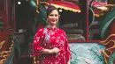 Memes memilih mengenakan cheongsam model mini dress batik. Dipadukan stiletto heels strap warna putih. [@memes]