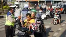 Polisi melakukan sosialisasi penggunaan masker kepada pengendara sepeda motor di kawasan Depok, Jawa Barat, Senin (20/7/2020). Pemkot Depok melalui Gugus Tugas Percepatan Penanganan COVID-19 turun ke jalan tiga hari ke depan untuk menggencarkan Gerakan Bermasker. (Liputan6.com/Immanuel Antonius)