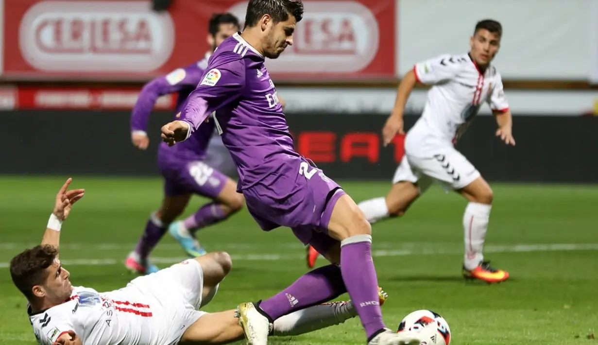 Striker Real Madrid, Alvaro Morata, berusaha dihadang pemain Cultural Leonesa, Ivan Gonzalez, pada leg pertama babak 32 besar Copa del Rey di Reino de Leon, Leon, Rabu (26/10/2016). (AFP/Cesar Manso)