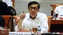 Menkumham, Yasonna Laoly saat memberi keterangan pada rapat kerja dengan Komisi III DPR RI di gedung Parlemen, Senayan, Jakarta, Senin (10/4). Rapat membahas sejumlah permasalahan dan pengawasan DPR. (Liputan6.com/Helmi Fithriansyah)