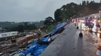 Hujan deras yang mengguyur wilayah Bogor, membuat tebing di lahan proyek penataan kawasan Stasiun Batu Tulis longsor, Kamis (16/11/2023) sore (Liputan6.com/Achmad Sudarno)