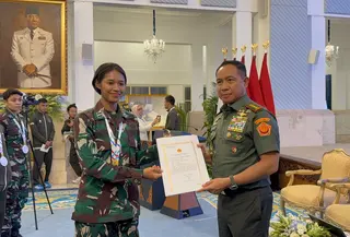 Panglima TNI Jenderal Agus Subiyanto memberikan penghargaan kepada anggota TNI sekaligus atlet peraih medali di SEA Games. (Liputan6.com/Lizsa Egeham)