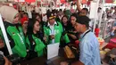 Menhub Budi Karya, Chief Corporate Affairs GOJEK Nila Marita, dan aktris Okky Asokawati mengunjungi salah satu merchant pada acara GO-FOOD Festival di Depok, Sabtu (5/1). (Liputan6.com/HO/Ading)