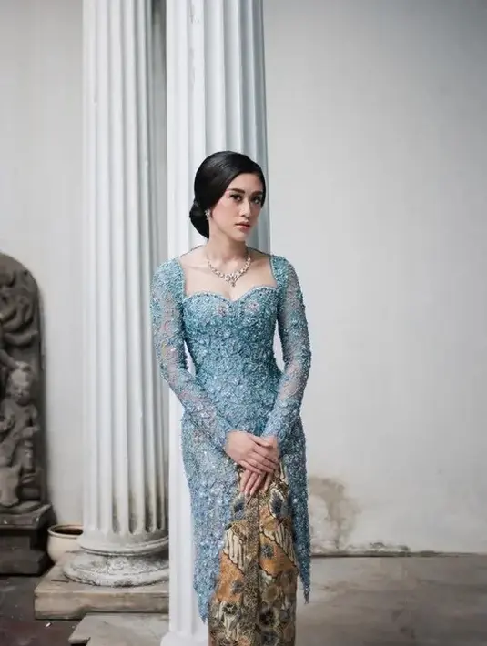Cucu Mooryati Soedibyo, Kusuma Puteri juga tampil mengenakan kebaya brokat warna baby blue dengan merah sweetheartnya.  Dipadukan kain batik coklat sebagai bawahan. [@kusumaputeri]