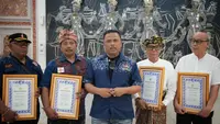 Kakorlantas Beri Penghargaan ke Tokoh Komunitas Bali, Sinergi Jaga Kelancaran Lalin Saat Kemala Run