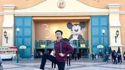 Mampir main ke Disneyland, bintang web series Dear Dosenku ini tentunya tak lupa abadikan foto di Disneyland usai nikmati wahana. Pamer ekspresi heboh, terlihat Emer memang sangat menikmati liburan di Paris. Meski solo trip, tak mengurangi keseruan liburan aktor yang awali karier pada tahun 2015 ini. (Liputan6.com/IG/@emeraldyrafael)