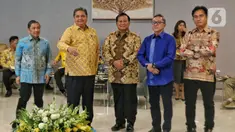 Ketum Partai Gerindra sekaligus bacapres, Prabowo Subianto (tengah) bersama Ketum Partai Golkar Airlangga Hartanto (kedua kiri), Ketum PAN Zulkifli Hasan (kedua kanan), Ketum PBB Yusril Ihza Mahendra (kanan) dan Ketum Gelora Anis Matta (kiri) saat melakukan pertemuan di kantor DPP Golkar, Jakarta, Kamis (14/9/2023). (Liputan6.com/Angga Yuniar)