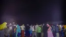 Warga menyaksikan gerhana bulan saat mendung di Surabaya pada 8 November 2022. Fenomena alam tersebut dapat disaksikan dengan mata telanjang. (AFP/Juni Kriswanto)