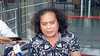 Tim penasihat hukum Indonesia Police Watch (IPW), Deolipa Yumara saat ditemui wartawan di Gedung KPK, Jakarta Selatan, Jumat (5/5/2023). (Liputan6.com/Fachrur Rozie)