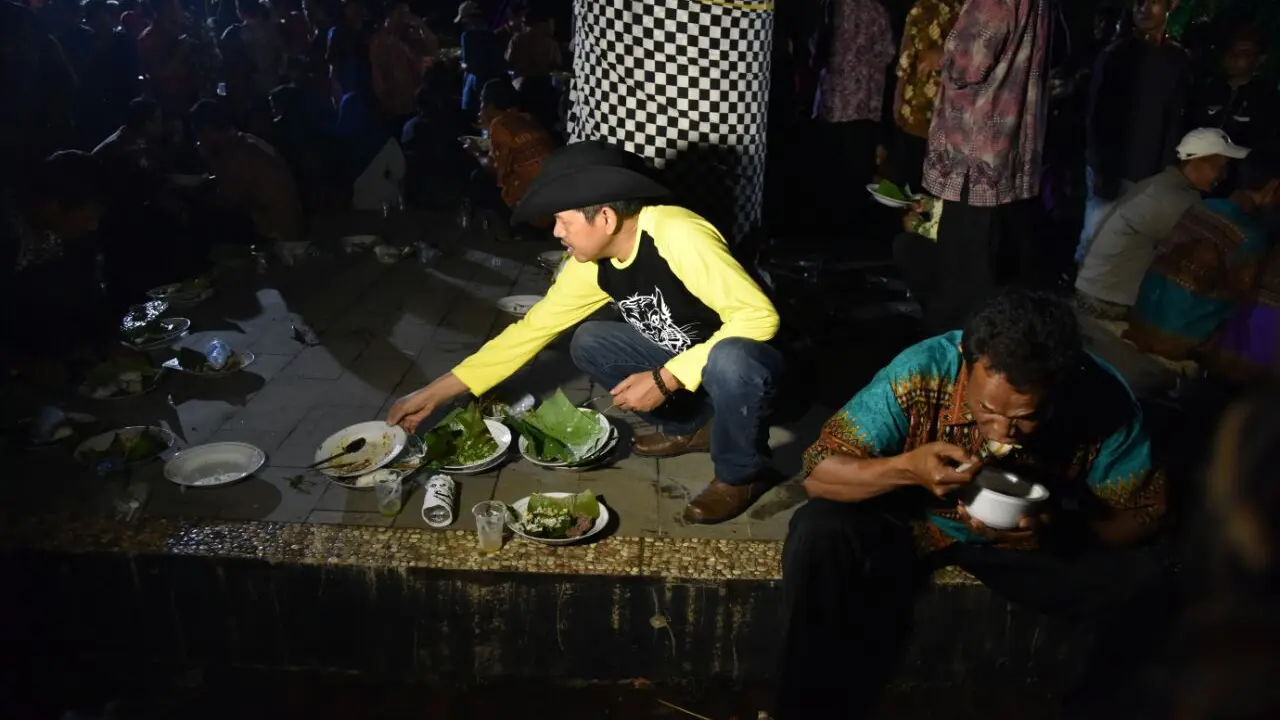 Bupati Purwakarta Dedi Mulyadi saat menjadi petugas kebersihan
