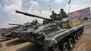 Kendaraan militer berupa tank ikut dipersiapkan dalam barisan  apel kesiapsiagaan terkait pengamanan pilpres 2014 di Lapangan Bhumi Marinir Cilandak,  Jakarta, Jumat (2/5/2014) (Liputan6.com/Faizal Fanani).