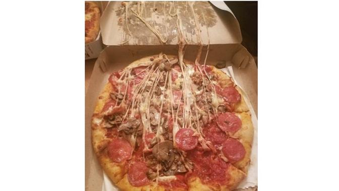 6 Momen Apes saat Mau Makan Pizza Ini Bikin Nyesek (sumber: Instagram.com/ngumpulreceh)