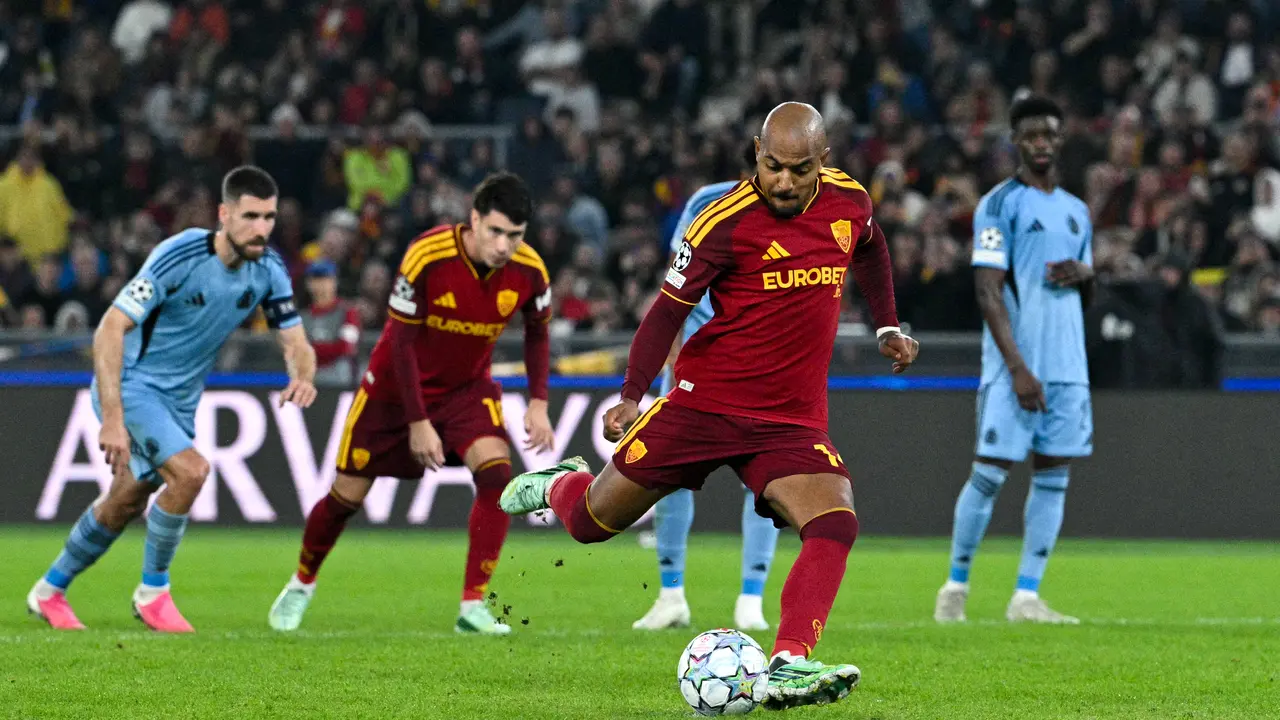 Pemain Roma Malen mencetak gol lewat penalti ke gawang Slovan Bratislava di ajang Liga Champions