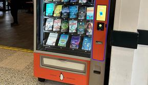 Mesin penjual buku otomatis Penguin Books di Stasiun Exeter St. Davis, Devon, Inggris. (Dok. Twitter/@PenguinUKBooks)
