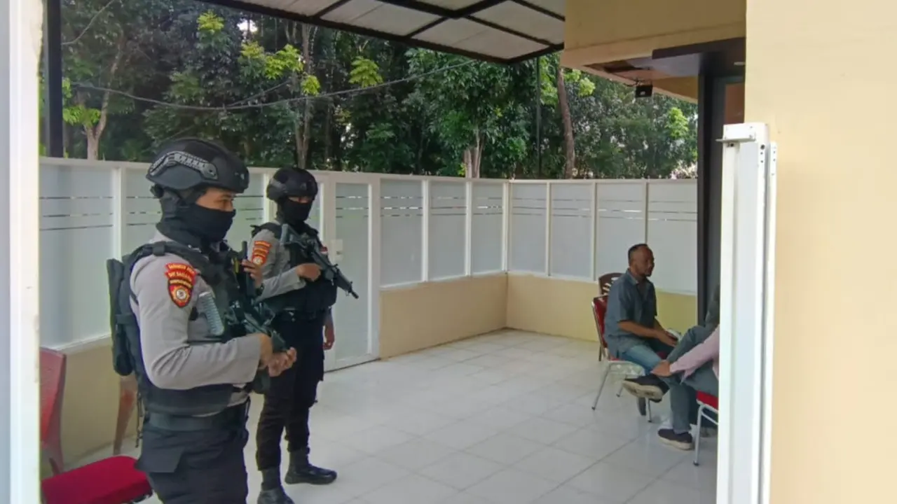 Pemeriksaan tersangka suap dana PEN Bupati Muna Rusman Emba di Polda Sulawesi Tenggara.(Liputan6.com/Ahmad Akbar Fua)