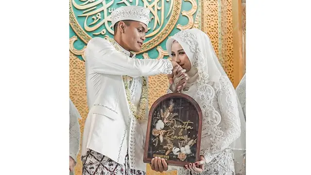 5 Momen Pernikahan Bek Persebaya Rachmat Irianto dan Siti Qonita, Khidmat