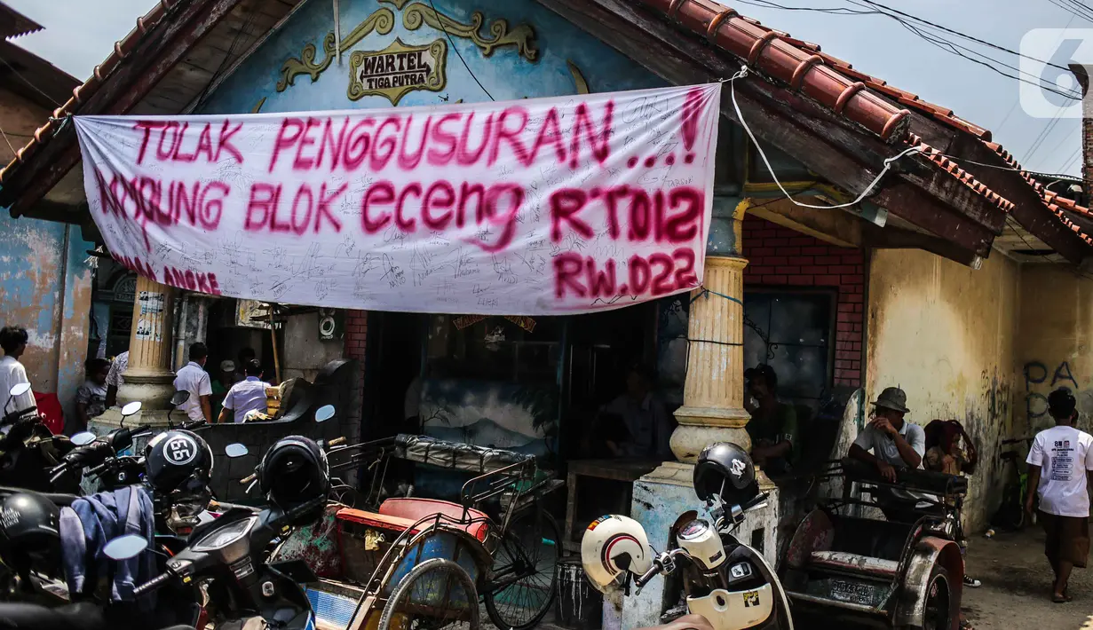 Spanduk penolakan penggusuran terpampang di RT 012/RW 022 Muara Angke, Pluit, Penjaringan, Jakarta Utara, Rabu (30/10/2019). Warga menolak penggusuran permukiman mereka yang akan dibangun Jakarta sewerage system (JSS) atau instalasi pengelolaan air limbah (IPAL). (Liputan6.com/Faizal Fanani)