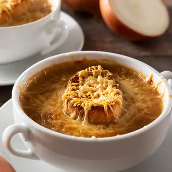 Sahabat Fimela, bawang yang dimasak perlahan hingga karamelisasi akan menghasilkan rasa manis alami dan aroma yang begitu menggugah selera. [Dok/freepik.com/chandlervid85]