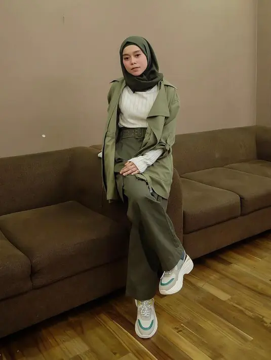 Tampil stylish, Lesti Kejora memadukan manset putih dengan hijab, outer panjang, dan celana lebar warna hijau army. (Instagram/lestykejora).