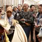 Managing Director IMF Christine Lagarde menyaksikan musikus memainkan sasando saat berkunjung ke Paviliun Indonesia di arena pertemuan IMF-Bank Dunia, Bali, Rabu (10/10). Christine terpesona dengan berbagai budaya Nusantara. (Liputan6.com/Angga Yuniar)